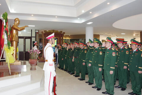 Đoàn công tác Bộ quốc phòng và Đoàn Đại biểu Đảng bộ quân sự thành phố dâng hương báo công Chủ tịch Hồ Chí Minh