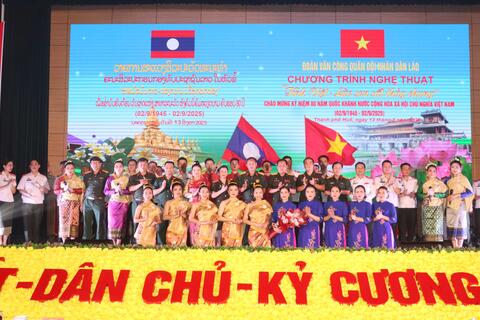Đoàn văn công Quân đội nhân dân Lào giao lưu, biểu diễn tại Bộ CHQS thành phố Huế