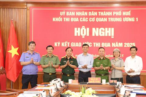 Khối thi đua các cơ quan trung ương 1 đóng chân trên địa bàn Thành phố Huế ký kết giao ước thi đua năm 2025