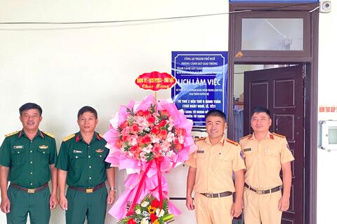Đảng ủy - Chỉ huy Ban Chỉ huy PTKV3 - Phú Lộc Thăm, Tặng hoa nhân kỷ niệm 80 năm ngày truyền thống CAND.