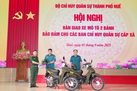Bộ CHQS thành phố Huế bàn giao xe mô tô 2 bánh cho Ban CHQS các xã phường