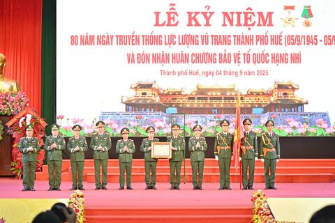 Lực lượng vũ trang thành phố Huế Kỷ niệm 80 năm Ngày truyền thống và đón nhận Huân chương Bảo vệ Tổ quốc hạng Nhì