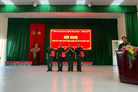 Ban Chỉ huy PTKV1 - Hương Trà công bố, trao quyết định thăng quân hàm, nâng lương cho cán bộ năm 2025