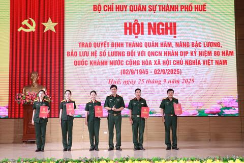 Bộ CHQS thành phố 347 đồng chí QNCN được thăng quân hàm, nâng bậc lương nhân kỷ niệm 80 năm Quốc khánh 2-9