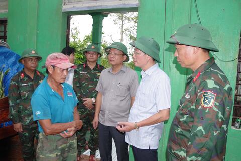 Lãnh đạo Thành phố Huế kiểm tra, chỉ đạo công tác khắc phục hậu quả bão số 10