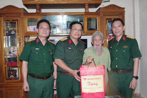 Bộ Tư lệnh Quân khu 4 thăm, tặng quà các gia đình chính sách, người có công với cách mạng trên địa bàn Thành phố Huế