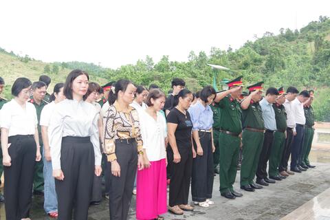 Dâng hương, dâng hoa tưởng niệm các liệt sĩ hy sinh trên tuyến đường 71