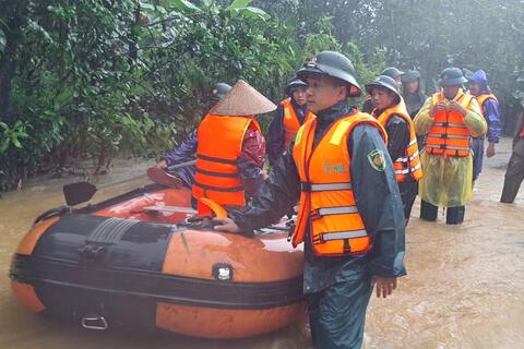Ban Chỉ huy Phòng thủ khu vực 3 - Phú Lộc: Chủ động, ứng phó kịp thời sơ tán giúp dân trong mưa lũ.