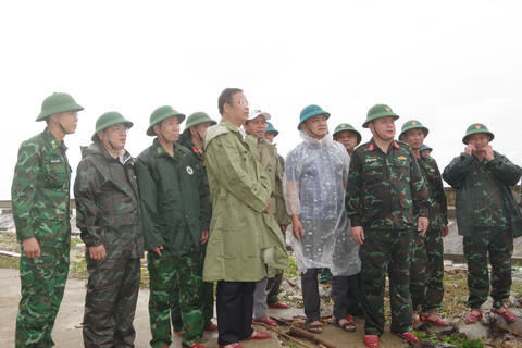 Phó bí thư thường trực thành ủy Phạm Đức Tiến kiểm tra, chỉ đạo ứng phó cơn bão số 12