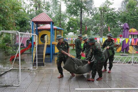 Bộ đội, dân quân LLVT Thành phố Huế giúp các trường học dọn dẹp sau mưa bão