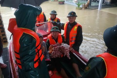 Ban Chỉ huy Phòng thủ khu vực 3 - Phú Lộc: Chủ động phối hợp các lực lượng hỗ trợ, giúp dân trong mữa lũ.