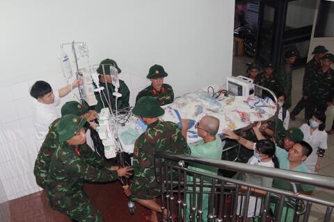 Cán bộ, chiến sĩ Bộ CHQS thành phố Huế xuyên đêm hỗ trợ di chuyển bệnh nhân và sơ tán nhân dân đến nơi an toàn