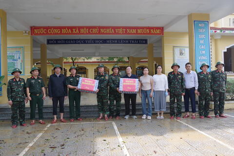 Thượng tướng Trương Thiên Tô, Phó Chủ nhiệm Tổng cục Chính trị tặng quà, động viên nhân dân vùng lũ thành phố Huế