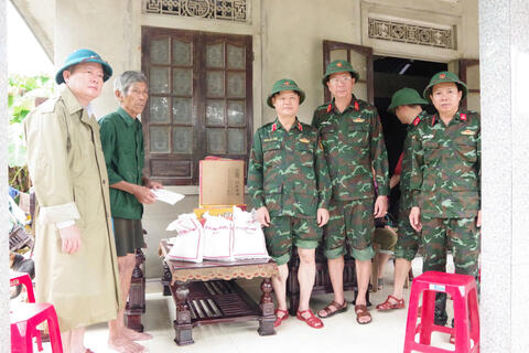 Quân khu 4 chỉ đạo công tác tìm kiếm nạn nhân mất tích và tặng quà một số gia đình bị ngập lụt tại tại Phường Hương Trà