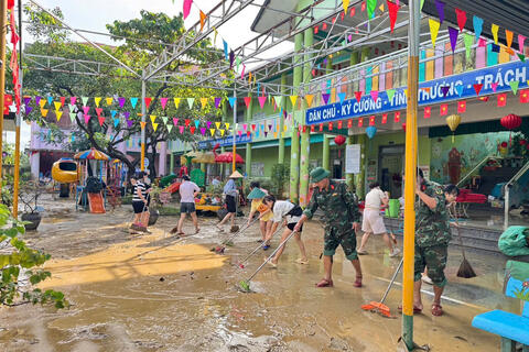 Ban chỉ huy PTKV 1 – Hương Trà chung sức giúp dân khắc phục hậu quả lũ lụt
