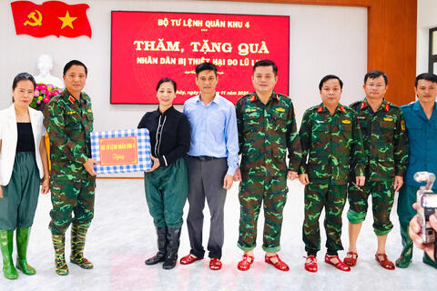 Trung tướng Hà Thọ Bình thăm, hỏi động viên tặng quà nhân dân vùng lũ Thành phố Huế