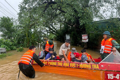 Bộ CHQS thành phố Huế khẩn trương hỗ trợ di dời nhiều nhà dân vùng ngập sâu