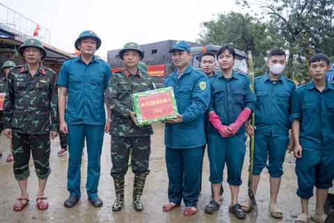 Tư lệnh Quân khu 4 chỉ đạo các lực lượng khẩn trương giúp nhân dân khắc phục hậu quả mưa lũ tại thành phố Huế