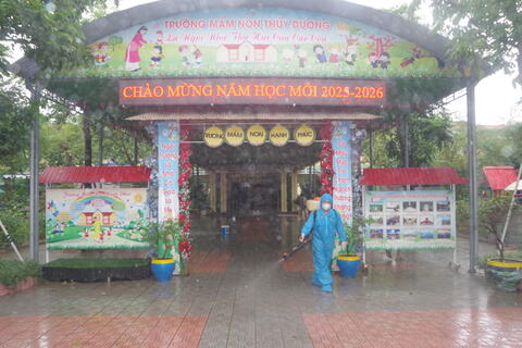 Bộ đội Thành phố hỗ trợ khử khuẩn, sẵn sàng đón học sinh trở lại trường sau lũ