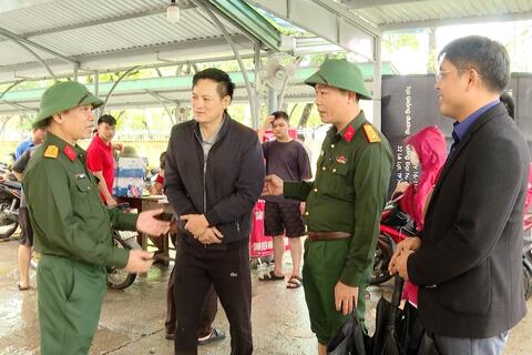 Bộ CHQS thành phố phối hợp sửa xe máy miễn phí cho sinh viên và người dân