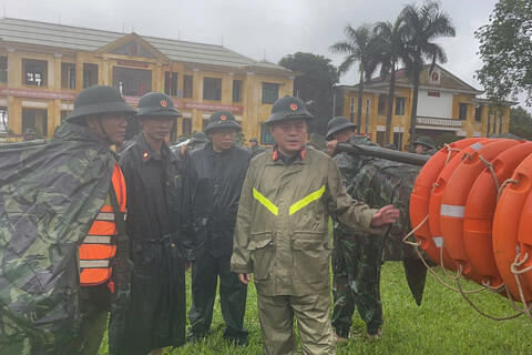 Bộ CHQS thành phố Huế kiểm tra công tác ứng phó với bão số 13