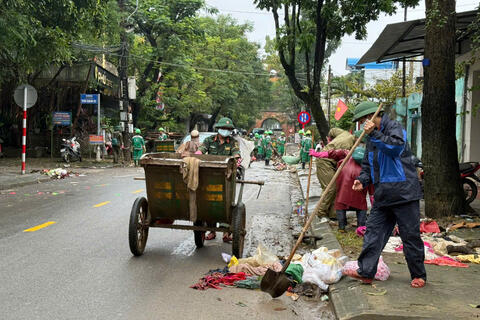 Cán bộ, chiến sĩ Tiểu đoàn Tăng Thiết giáp 3 xung kích giúp dân khắc phục sau mưa lũ