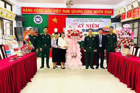 Tiểu đoàn BB1 - Trung đoàn 6 thăm và chúc mừng Ngày Nhà giáo Việt Nam 20/11 các trường học trên địa bàn đóng quân