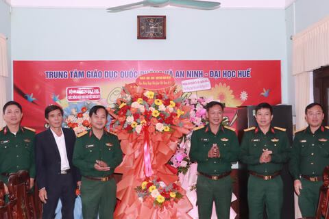 Lãnh đạo Bộ CHQS thành phố thăm, chúc mừng ngày nhà giáo Việt Nam 20/11