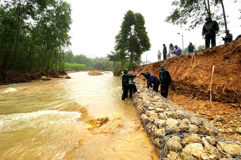 Hơn 50 cán bộ, chiến sĩ và lực lượng dân quân tham gia khắc phục sạt lỡ tại xã Hưng Lộc, Thành phố Huế