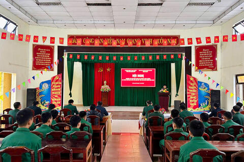 Trung đoàn 6 phối hợp với Trung tâm Khuyến nông nghiệm thu mô hình nuôi gà H'Mông năm 2025