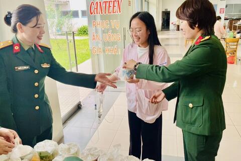 Ban Chỉ huy PTKV1 – Hương Trà tổ chức chương trình “Bát cháo yêu thương - Ấm lòng người bệnh”