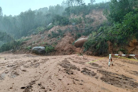 Sạt lở nghiêm trọng ở khu vực núi Vĩnh Phong xã Chân Mây - Lăng Cô, thành phố Huế