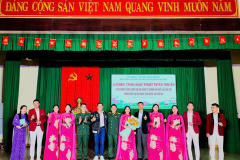 Biểu diễn chương trình nghệ thuật chào mừng thành công Đại hội Đảng bộ thành phố Huế lần thứ XVII