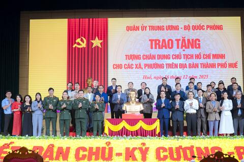 Trao tượng chân dung Chủ tịch Hồ Chí Minh tặng 40 xã, phường trên địa bàn thành phố Huế
