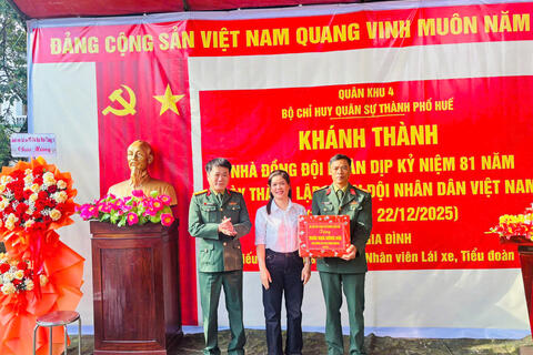 Phòng Tham mưu, Bộ CHQS thành phố Huế bàn giao "Nhà đồng đội" cho gia đình đồng chí Thiếu tá QNCN Cao Xuân Hoàng