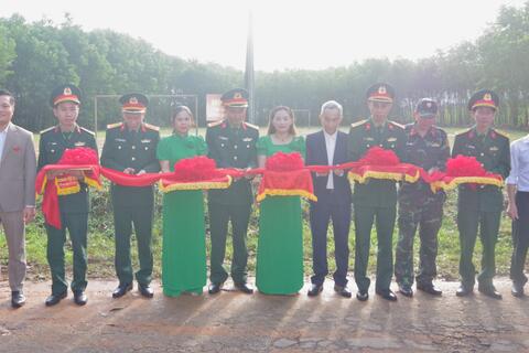 "Thắp sáng đường quê” tình quân dân được thắp lên từ những ánh đèn năng lượng xanh.