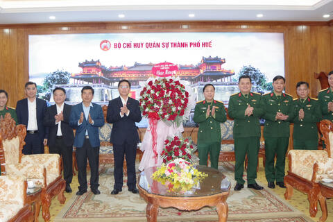 Bí thư Thành ủy Nguyễn Đình Trung chúc mừng cán bộ, chiến sĩ Lực lượng vũ trang Thành phố nhân dịp 22.12