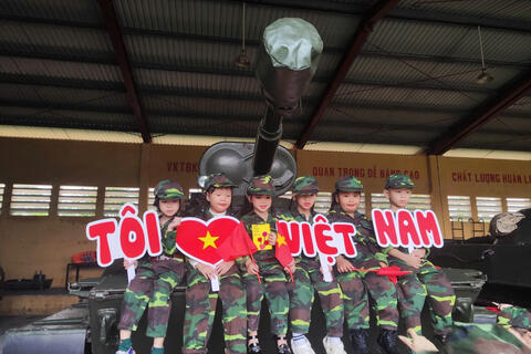 Hơn 1000 học sinh và thầy, cô giáo các Trường tiểu học, Mầm non trên địa bàn thành phố Huế đến tham quan, trải nghiệm tại Tiểu đoàn Tăng Thiết giáp 3