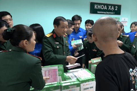 Bộ CHQS thành phố trao gửi yêu thương đến các bệnh nhân ung thư