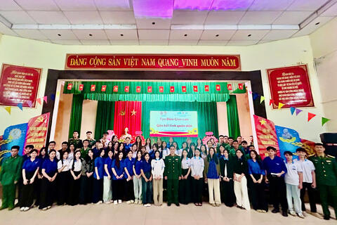 Tiểu đoàn Bộ binh 1 - Trung đoàn 6 phối hợp với Đội Tình nguyện - Đoàn Trường Đại học Sư phạm Huế tổ chức toạ đàm "Gắn kết tình quân dân"