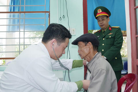 Hơn 600 người dân vùng lũ Thành phố Huế được khám, tư vấn sức khoẻ, cấp phát thuốc miễn phí