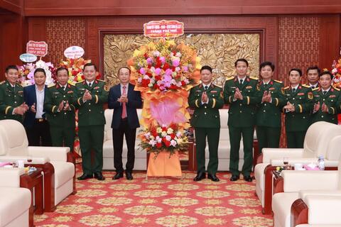 Đoàn lãnh đạo thành phố Huế thăm chúc mừng Lực lượng vũ trang Quân khu 4