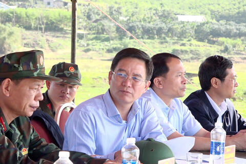 Bí thư Thành uỷ Nguyễn Đình Trung khảo sát sở chỉ huy huấn luyện, diễn tập khu vực phòng thủ Thành phố