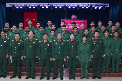 Đảng ủy quân sự Thành phố huế trao giấy chứng nhận cho 32 đồng chí hoàn thành lớp bồi dưỡng đảng viên mới năm năm 2025