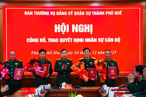 Đảng uỷ Quân sự thành phố công bố, trao quyết định nhân sự cán bộ năm 2025