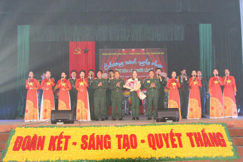 Đoàn Văn công Quân khu 4 biểu diễn phục vụ cán bộ, chiến sĩ Bộ CHQS thành phố Huế