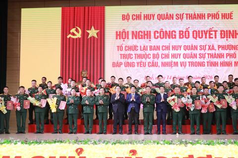 Bộ CHQS thành phố Huế: Công bố Quyết định điều động, bổ nhiệm 40 đồng chí Chỉ huy trưởng xã, phường