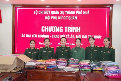 Hội phụ nữ cơ quan Bộ CHQS thành phố Huế tặng hơn 200 bộ áo dài cho giáo viên vùng lũ Miền Tây Nghệ An