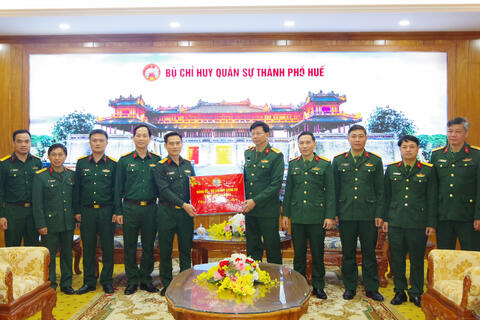 Bộ CHQS thành phố Đà Nẵng thăm, chúc tết cán bộ, chiến sĩ LLVT thành phố Huế