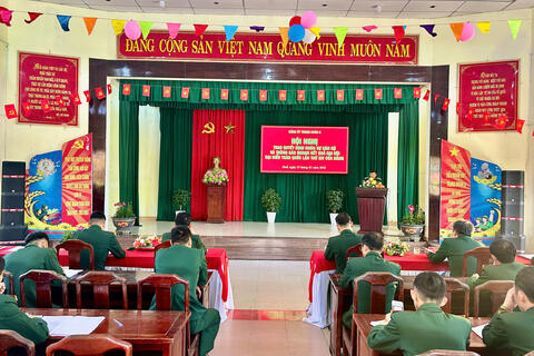 Đảng uỷ Trung đoàn 6 trao quyết định nhân sự cán bộ và thông báo nhanh kết quả Đại hội đại biểu toàn quốc lần thứ XIV của Đảng